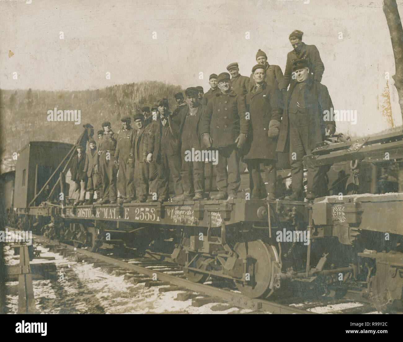 Antique c1910 fotografia, i lavoratori a bordo di una Boston & Maine auto scanner a superficie piana. Fonte: fotografia originale Foto Stock