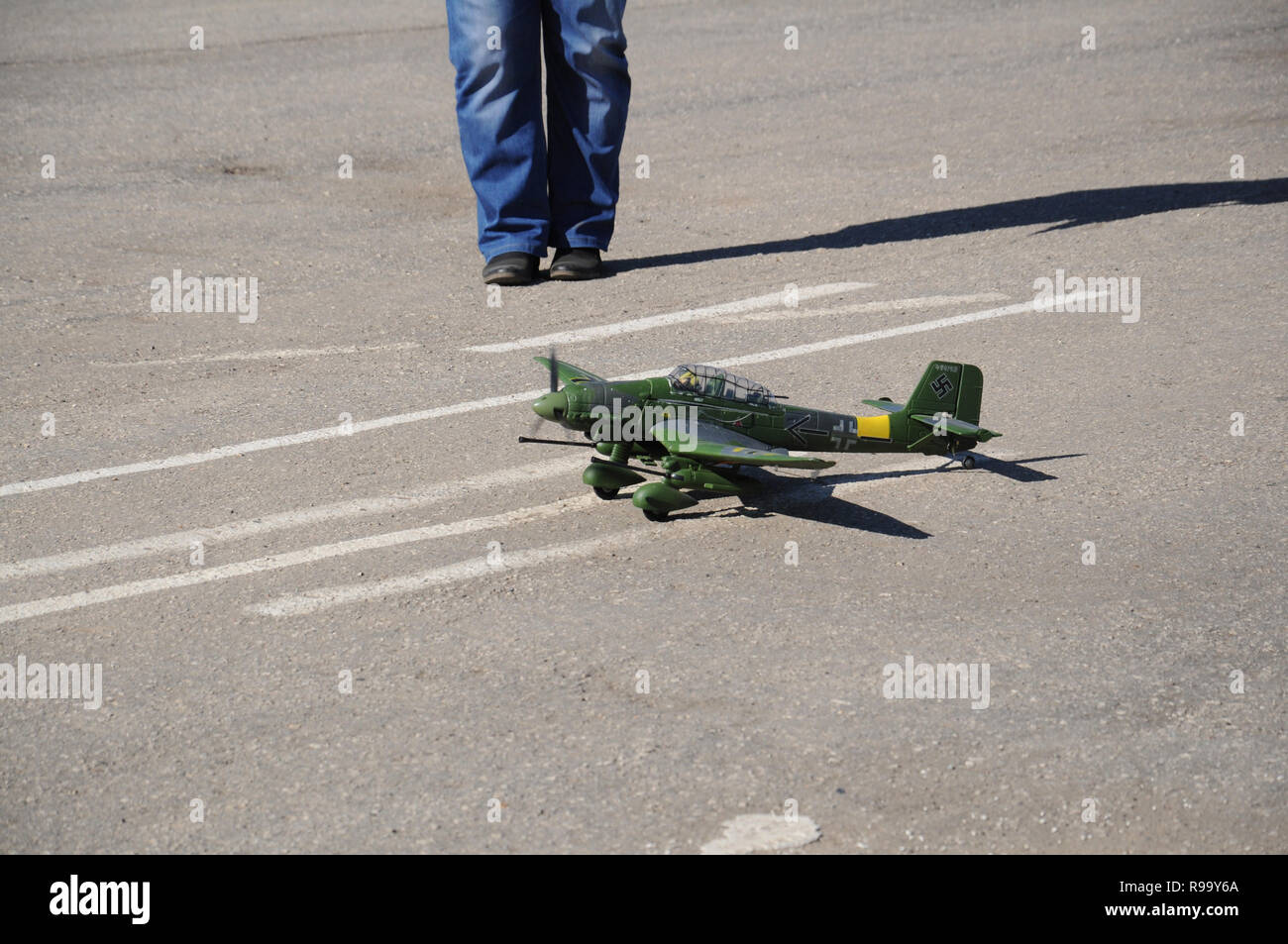 Vladimir regione, la Russia. Il 26 aprile 2014. Airfield Velikovo (Dobrograd). Radio-controllato modello di polistirolo della Junkers U-87 bombardiere di immersione in fuga per ta Foto Stock