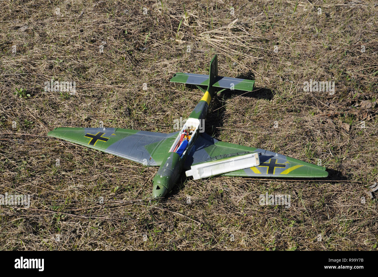 Vladimir regione, la Russia. Il 26 aprile 2014. Airfield Velikovo (Dobrograd). Radio-controllato modello di polistirolo della Junkers U-87 dive bomber dopo il crash Foto Stock