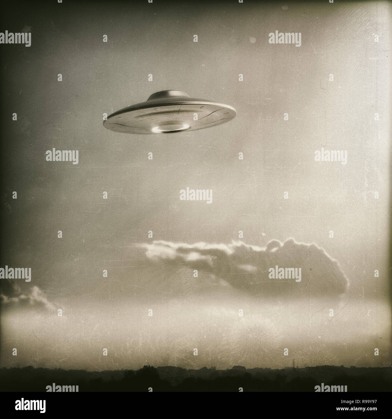 Oggetto Volante non Identificato. Vecchio stile con foto di rumore ISO elevata film. Foto Stock