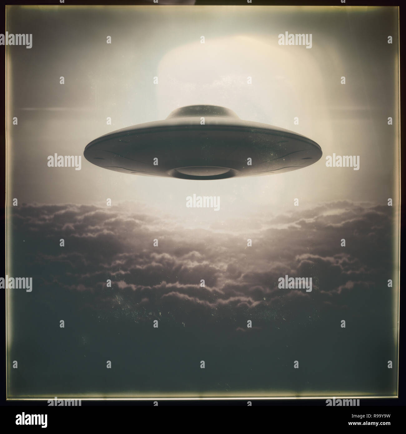 Oggetto Volante non Identificato. Vecchio stile con foto di rumore ISO elevata film. Foto Stock