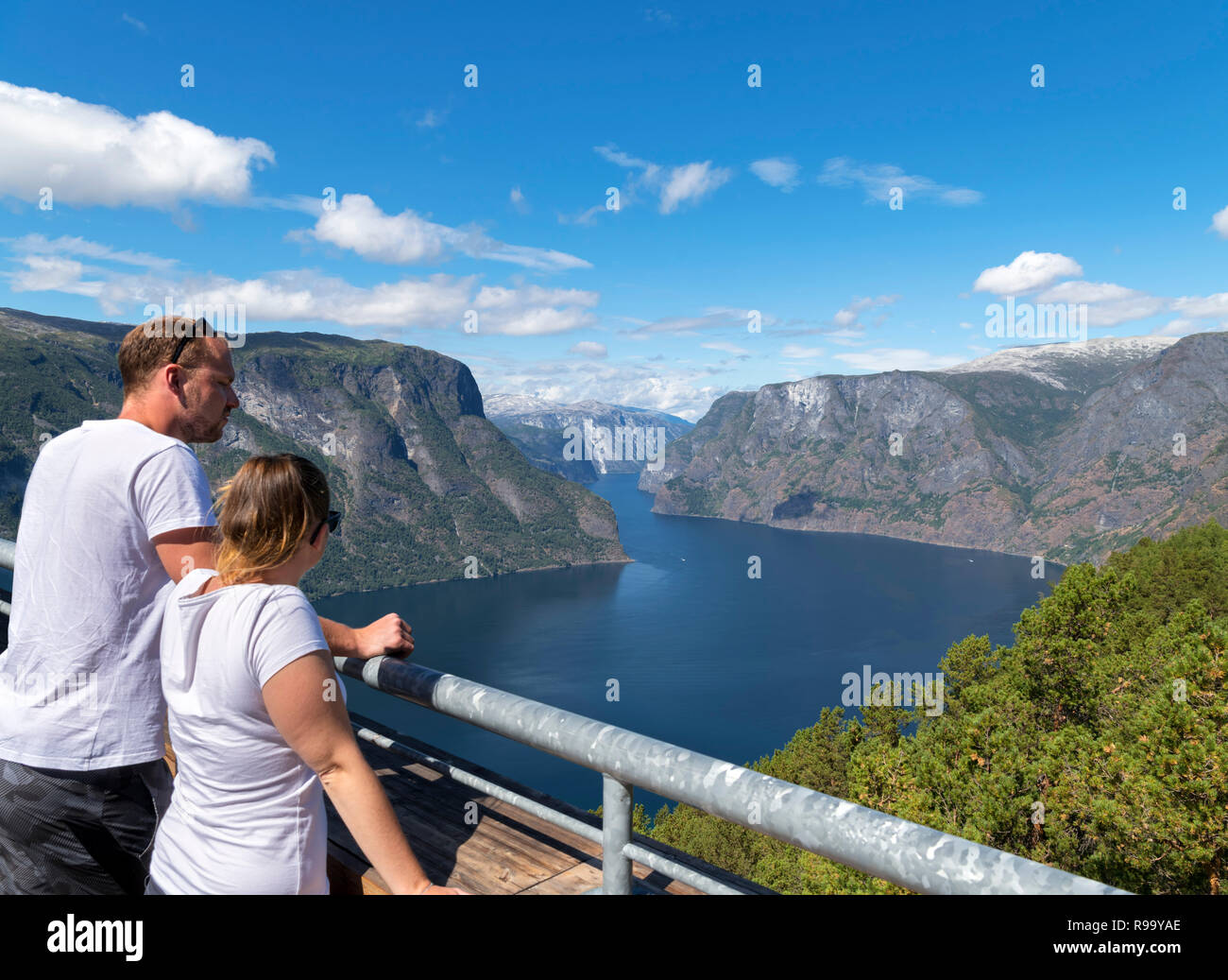 Giovane guardando la vista dal punto di vista Stegastein, Aurlandsfjord sulla County Road 243, Aurland, Sogn og Fjordane, Norvegia Foto Stock