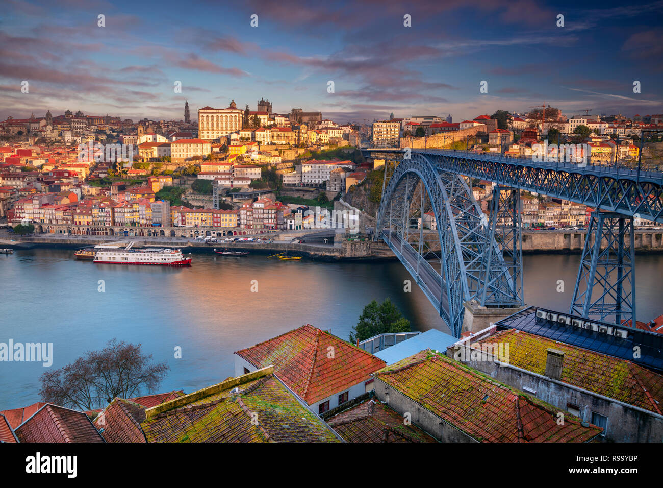 Porto, Portogallo. Aerial cityscape immagine del Porto, Portogallo con il fiume Douro e Luis I Bridge durante il sunrise. Foto Stock