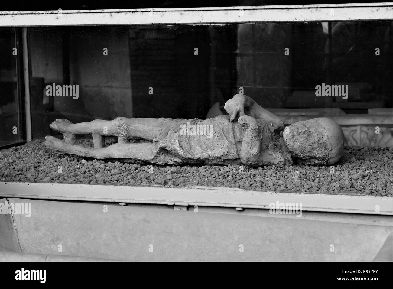 Una colata di gesso dei resti di un bambino che mostra la loro posizione al momento della morte, presso il sito archeologico della città antica di Pompei. Foto Stock