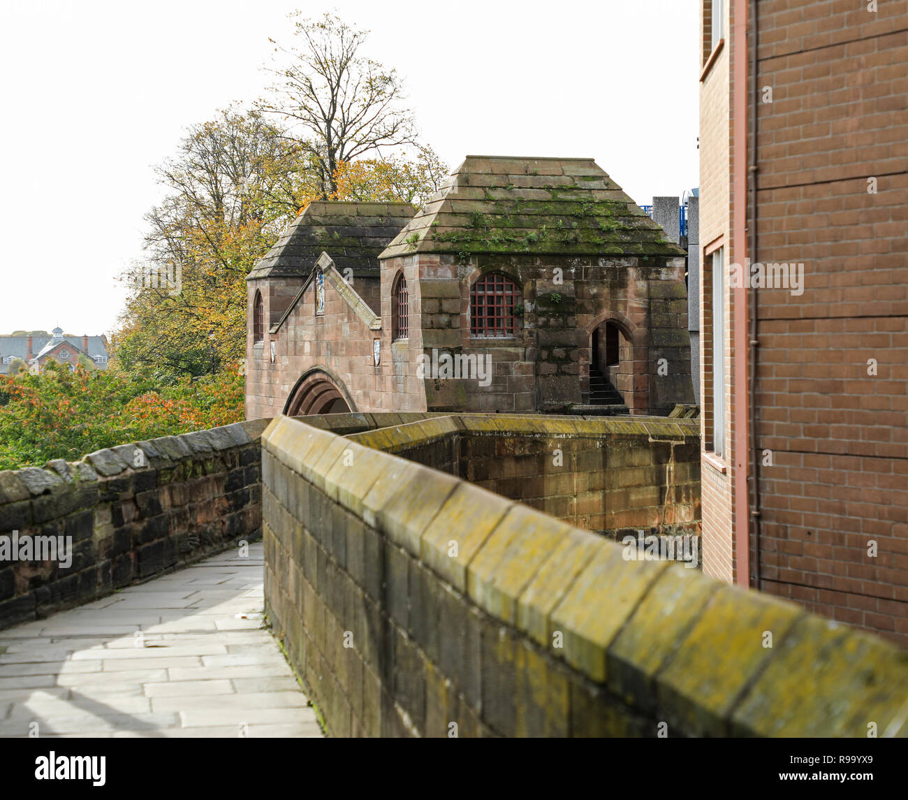 Newgate sulle mura della città a Chester, il capoluogo della contea di Cheshire, Inghilterra, Regno Unito Foto Stock