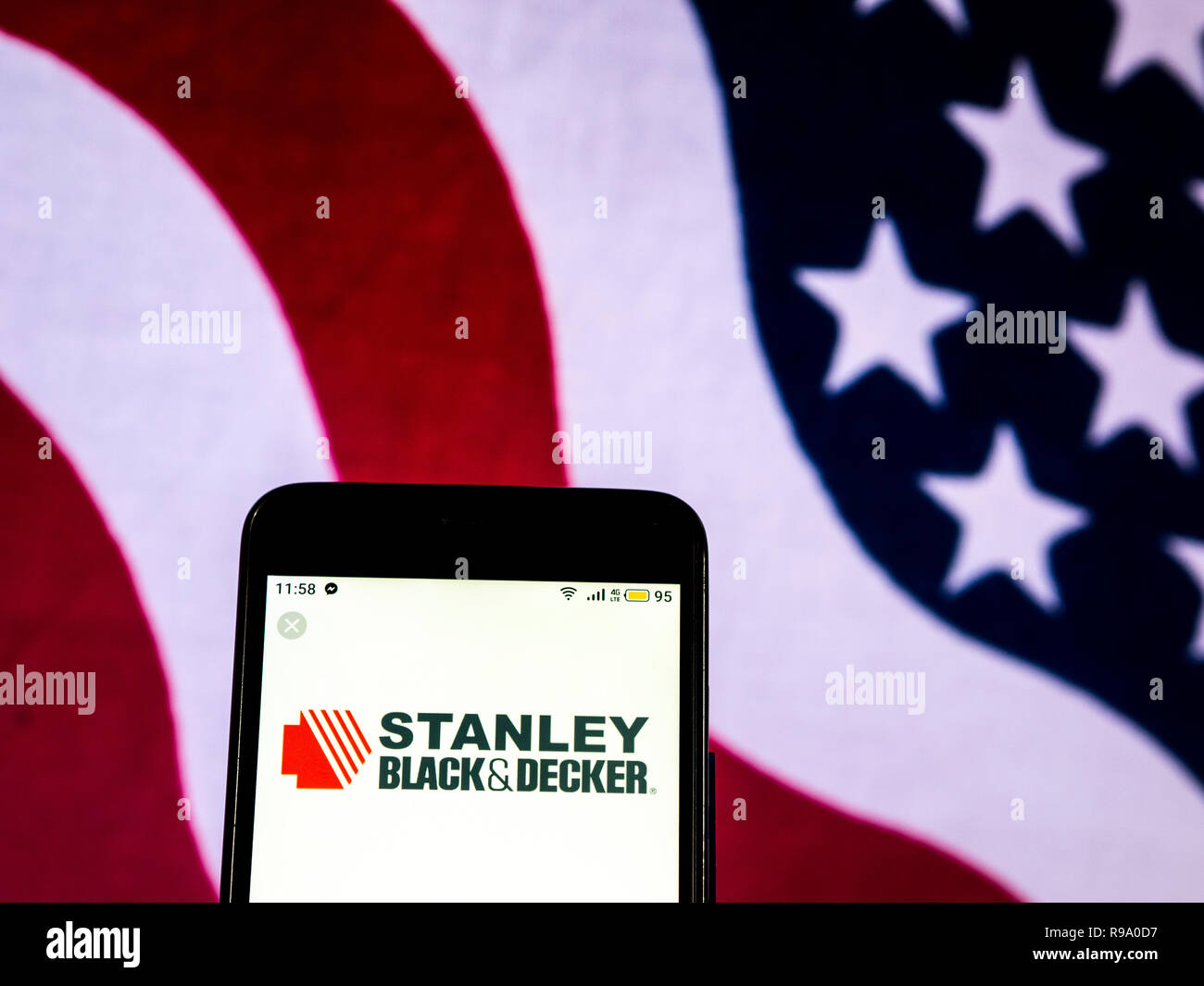 Stanley Black & Decker, Inc. Manufacturing Company logo che si vede visualizzato sul telefono intelligente Foto Stock