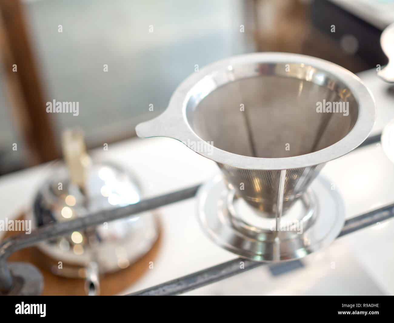 Acciaio inox filtro di caffè riutilizzabile caffè imbuto gocciolatore, V un filtro di tipo a tazza con copia spazio. Foto Stock