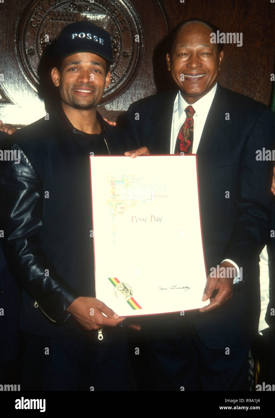 LOS ANGELES, CA - 13 Maggio: Direttore/attore Mario Van Peebles e Los Angeles Sindaco Tom Bradley partecipare a Los Angeles City Proclaimation di "Posse giorno" il 13 maggio 1993 a Los Angeles, California. Foto di Barry re/Alamy Stock Photo Foto Stock