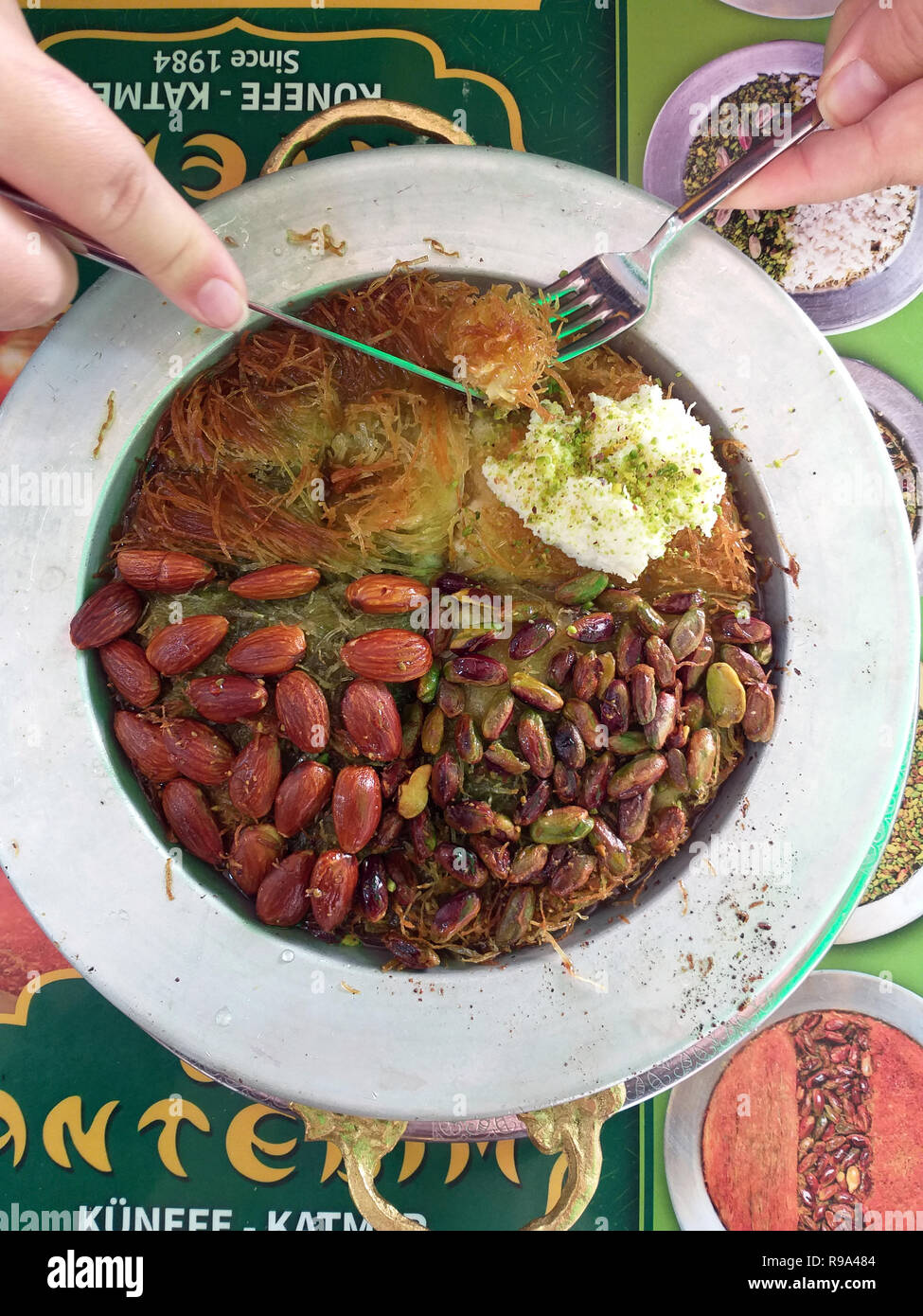 Dolce turco kunefe, kunafa, kadayif con polvere di pistacchi e formaggio hot mangiato un dolce Foto Stock