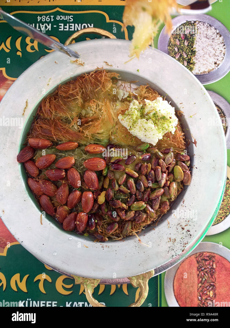 Dolce turco kunefe, kunafa, kadayif con polvere di pistacchi e formaggio hot mangiato un dolce Foto Stock