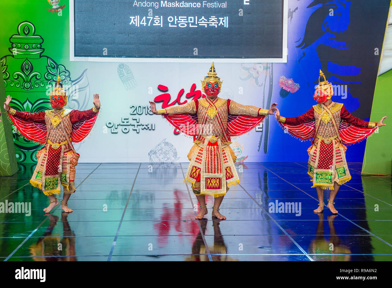 Ballerini thailandesi che suonano la tradizionale danza thailandese Khon al festival di danza Mask in Andong Corea del Sud Foto Stock