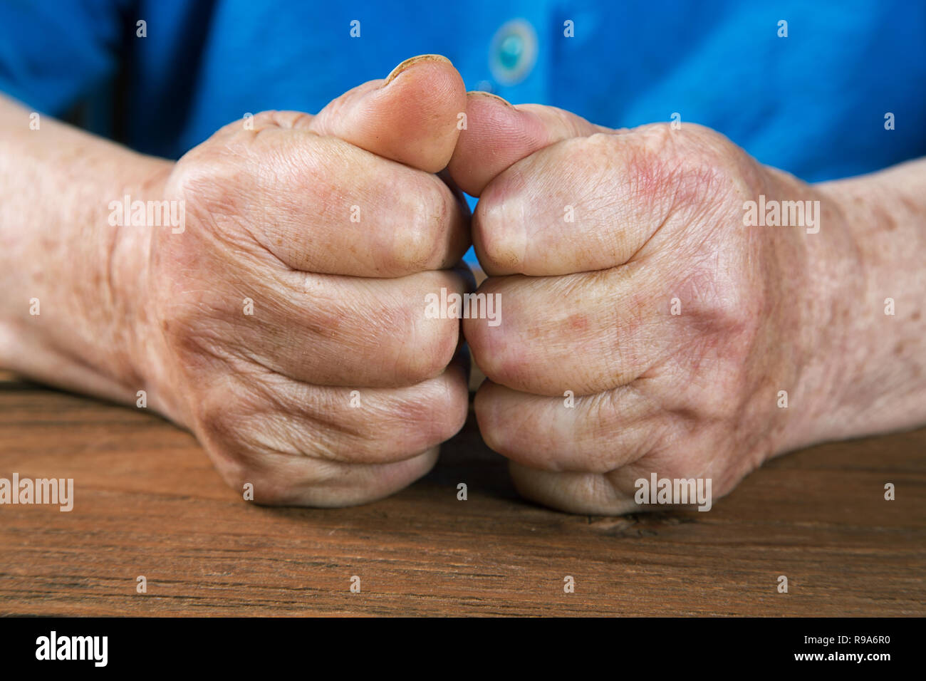 Vecchio mani femminili su un vintage tavolo rustico Foto Stock
