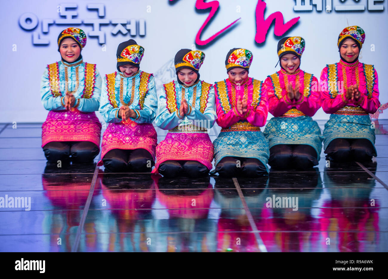 Ballerini indonesiani che suonano la danza tradizionale di Ratoh Jaroe al festival di danza Mask in Andong Corea del Sud Foto Stock