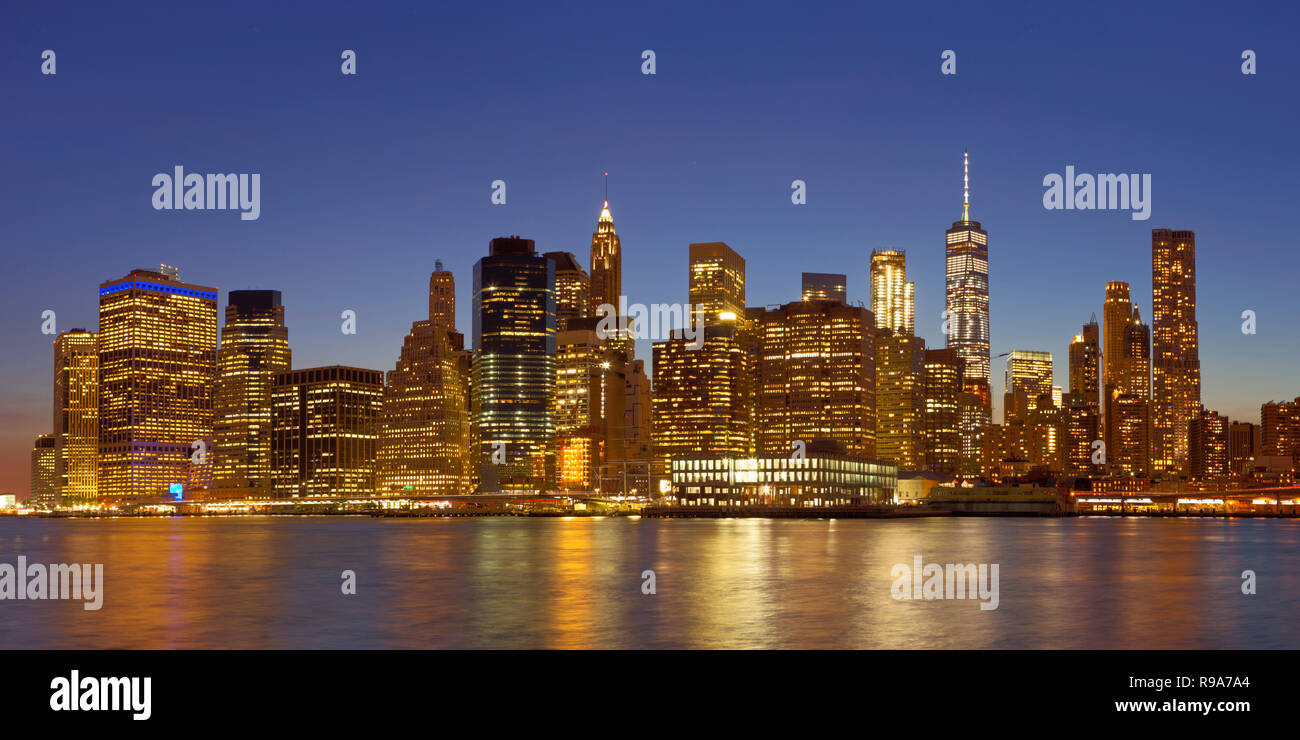 La città di New York skyline Fotografato di notte. Foto Stock
