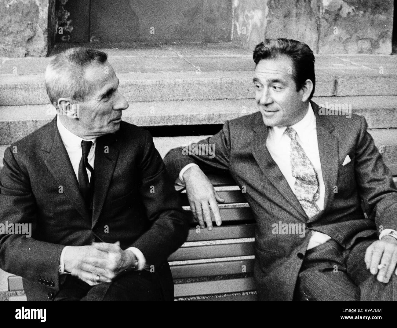 Dino Buzzati, Ugo Tognazzi, 1967 Foto stock - Alamy