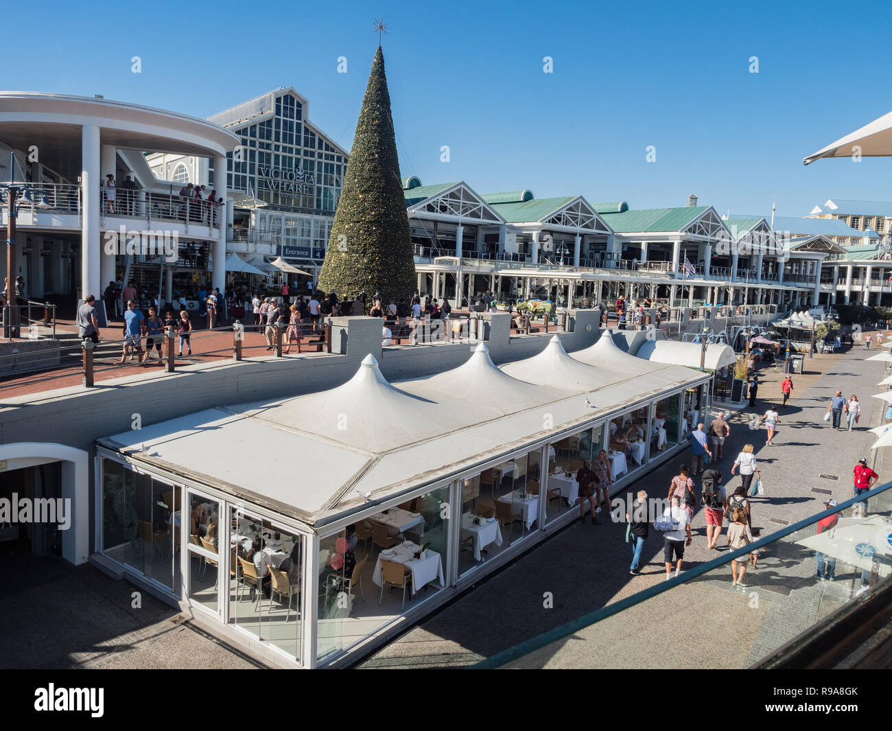 CAPE Town, Sud Africa - 10 dicembre 2018 - Victoria and Alfred Waterfront, porto con imbarcazioni da diporto, negozi, ristoranti e la Montagna della Tavola su ba Foto Stock