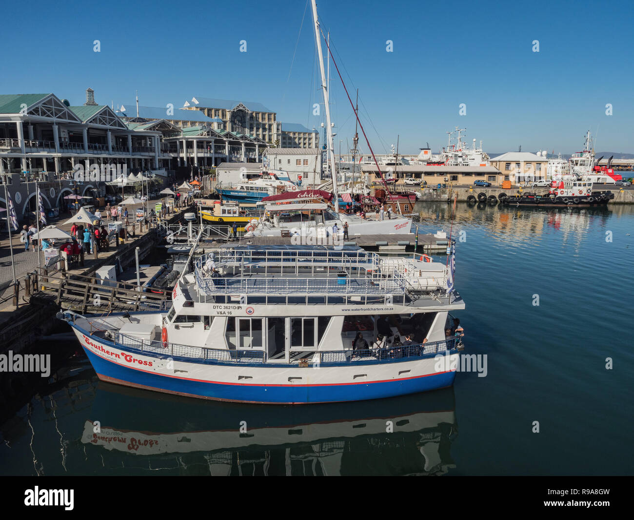 CAPE Town, Sud Africa - 10 dicembre 2018 - Victoria and Alfred Waterfront, porto con imbarcazioni da diporto, negozi, ristoranti e la Montagna della Tavola su ba Foto Stock