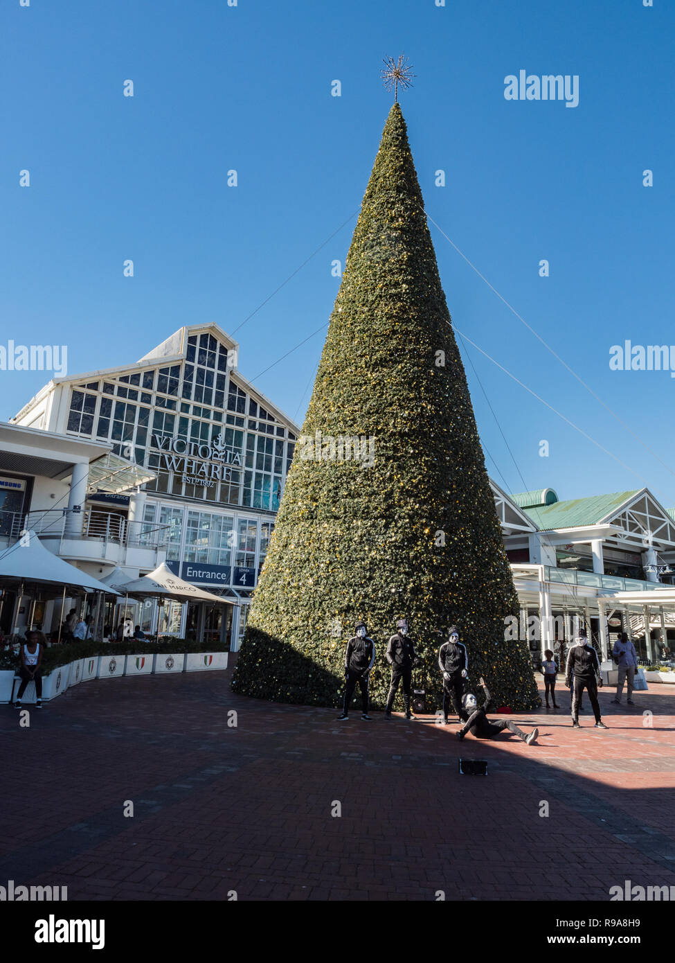 CAPE Town, Sud Africa - 10 dicembre 2018 - Victoria and Alfred Waterfront nel tempo di Natale, porto con imbarcazioni da diporto, negozi, ristoranti e T Foto Stock