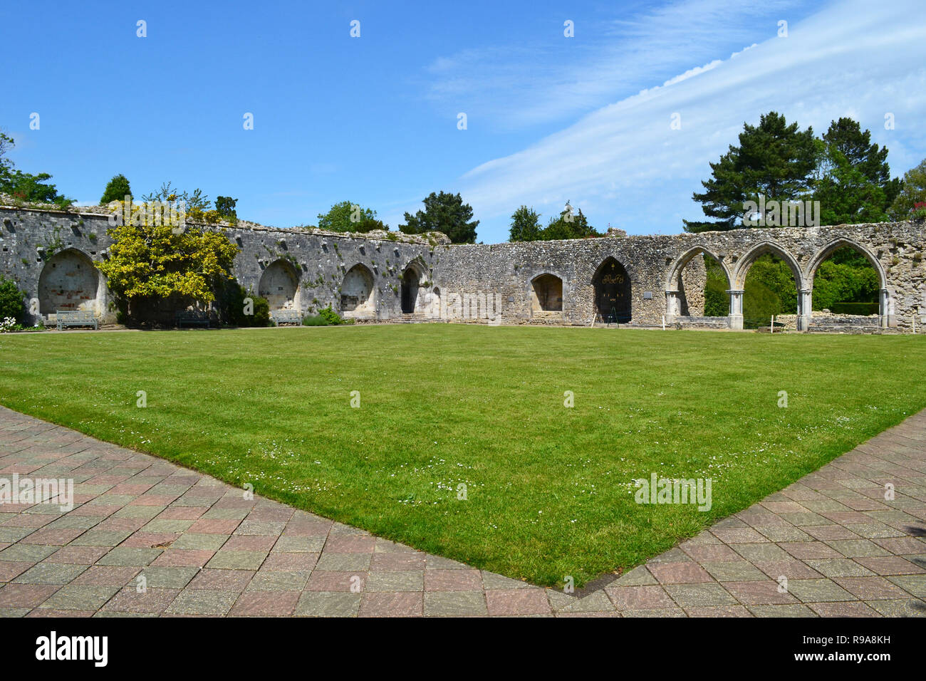 Beaulieu Abbey chiostri, le rovine di un tredicesimo secolo Abbazia cistercense. A Beaulieu National Motor Museum, nei giardini. New Forest, Hampshire, Regno Unito Foto Stock