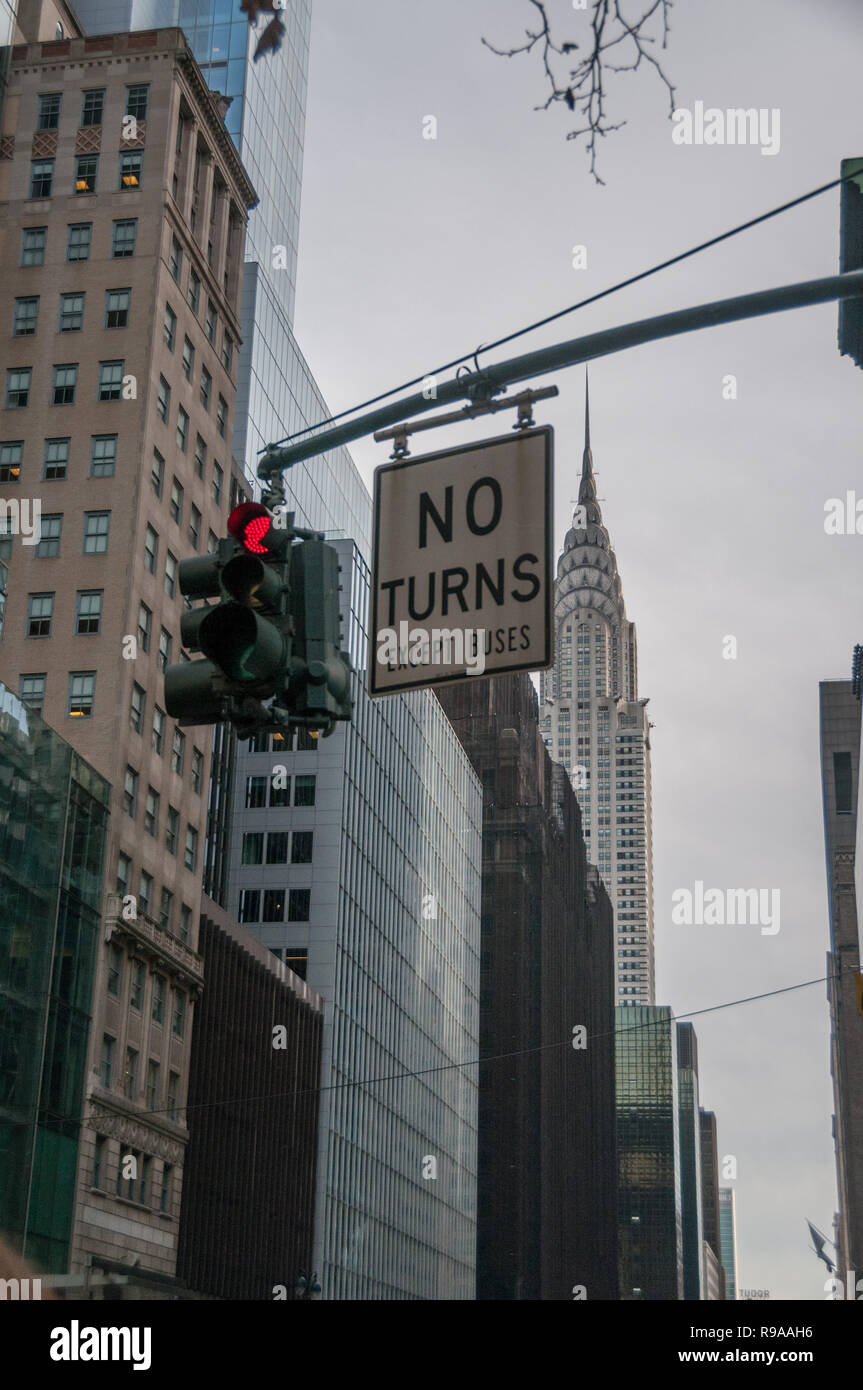 New York, Stati Uniti d'America, 21 dicembre 2015. Un semaforo rosso e No diventa segno contro uno sfondo di grattacieli, compreso il Crysler Building. Foto Stock