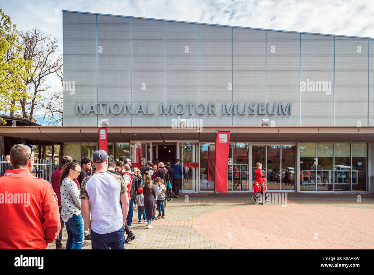 Birdwood, South Australia - 10 Settembre 2017: persone schierate in coda all'ingresso al National Motor Museum of South Australia in un giorno Foto Stock