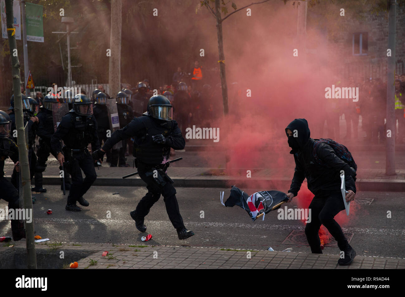 Barcellona 21 dicembre, 2018. Gli attivisti catalano a favore dell'indipendenza protesta di fronte al palazzo del 'Llotja de Mar' a Barcellona, dove il Consiglio dei ministri ha incontrato in modo straordinario. La riunione del Consiglio dei ministri avrà luogo in Catalogna appena un anno dopo le elezioni regionali convocata dal governo precedente a norma dell'articolo 155 della Costituzione. Charlie Perez/Alamy Live News Foto Stock