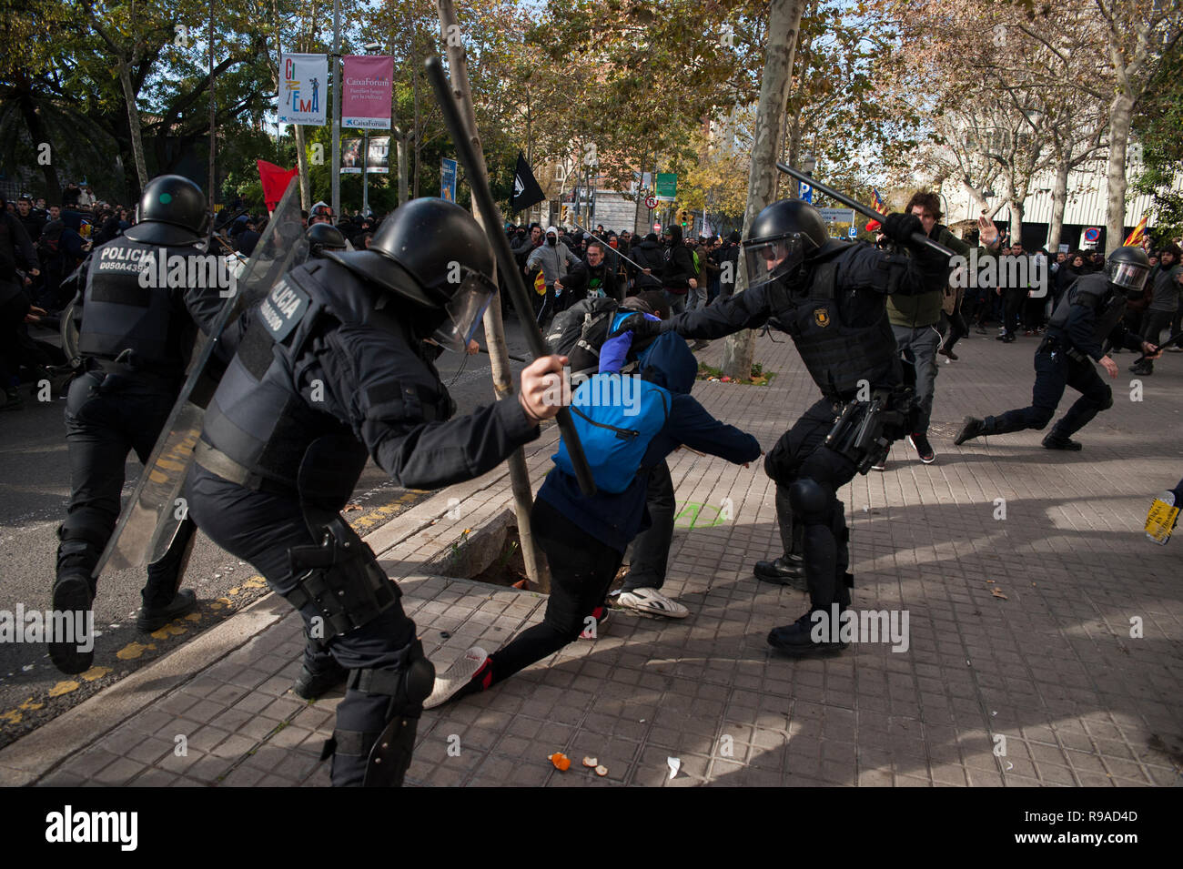 Barcellona 21 dicembre, 2018. Gli attivisti catalano a favore dell'indipendenza protesta di fronte al palazzo del 'Llotja de Mar' a Barcellona, dove il Consiglio dei ministri ha incontrato in modo straordinario. La riunione del Consiglio dei ministri avrà luogo in Catalogna appena un anno dopo le elezioni regionali convocata dal governo precedente a norma dell'articolo 155 della Costituzione. Charlie Perez/Alamy Live News Foto Stock