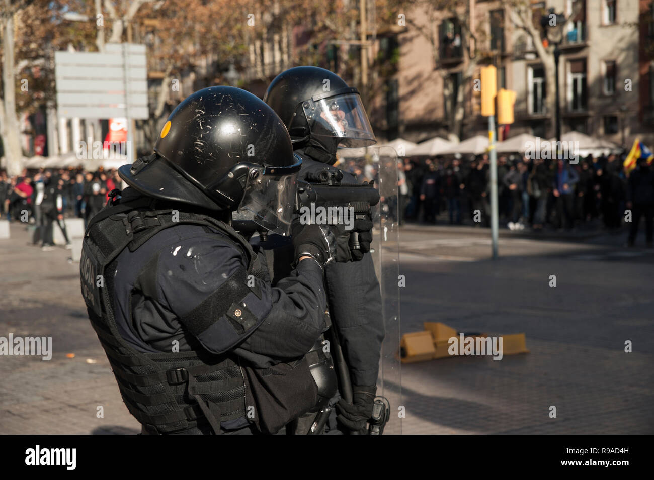 Barcellona 21 dicembre, 2018. Gli attivisti catalano a favore dell'indipendenza protesta di fronte al palazzo del 'Llotja de Mar' a Barcellona, dove il Consiglio dei ministri ha incontrato in modo straordinario. La riunione del Consiglio dei ministri avrà luogo in Catalogna appena un anno dopo le elezioni regionali convocata dal governo precedente a norma dell'articolo 155 della Costituzione. Charlie Perez/Alamy Live News Foto Stock