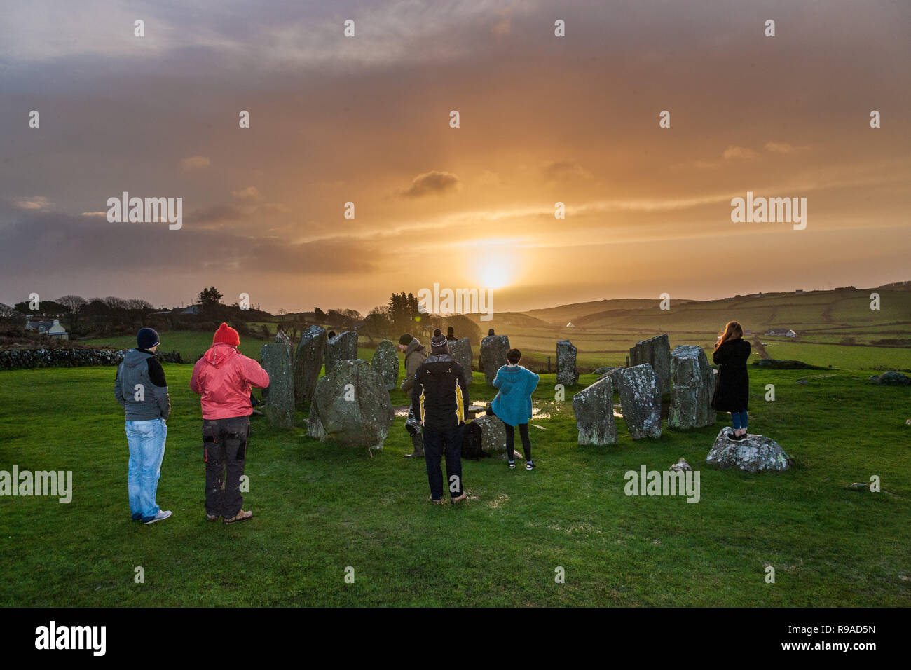Drombeg, Glandore, Cork, Irlanda. Xxi dicembre. 2018. Una piccola folla si era radunata per osservare il sorgere del sole durante il solstizio d'inverno a Drombeg Stone Circle fuori Glandore, County Cork, Irlanda. Foto Stock