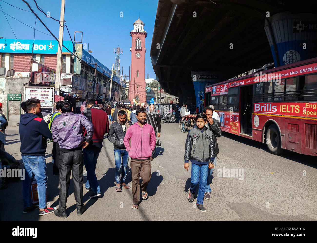 Ludhiana Punjab, India. Xxi Dec, 2018. Indian residenti veduto camminare  accanto alla città di clock tower in Ludhiana città del Punjab (India). Il  Punjab, uno Stato confinante con il Pakistan, è il