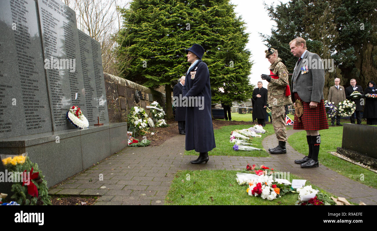 Lockerbie, Scotland, Regno Unito. Il 21 dicembre, 2018. Fiona Armstrong, Lord Luogotenente di Dumfries recante una corona. Attentato di Lockerbie trentesimo anniversario corona che stabilisce nel Giardino della Rimembranza a Dryfesdale cimitero, Lockerbie, Scozia, UK Credit: Allan Devlin/Alamy Live News Foto Stock