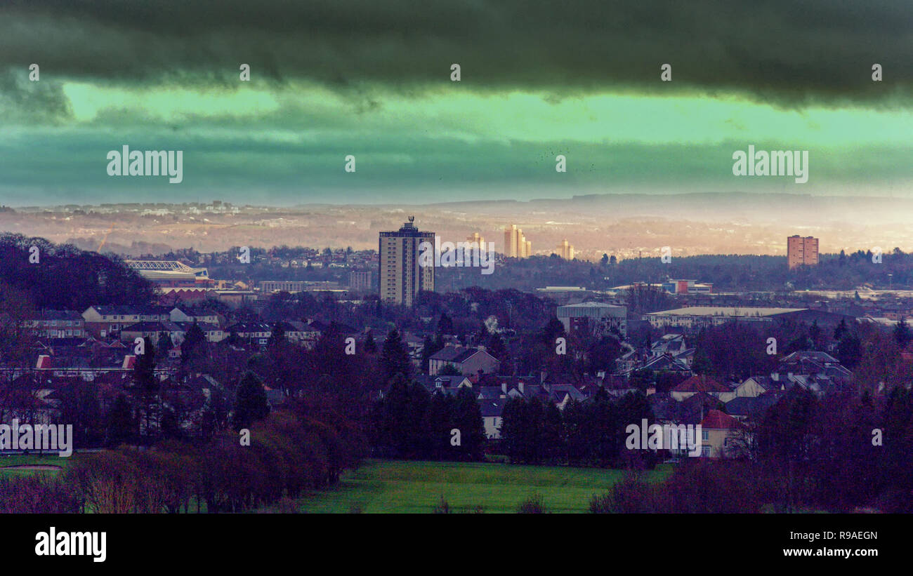Glasgow, Scotland, Regno Unito, 21 dicembre. Regno Unito: Meteo Alba era nuvoloso e le previsioni per il resto della giornata è la pioggia che significa assenza di visibilità del sole del solstizio d'inverno 2018 e più tardi la luna piena e Meteor doccia che avrebbe reso speciale. Credito traghetto Gerard/Alamy Live News Foto Stock