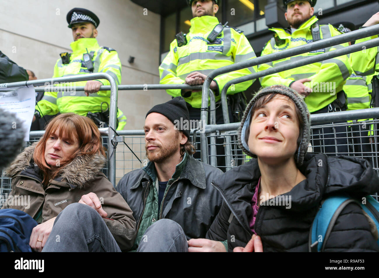 Londra, Regno Unito. Xxi Dec, 2018. Campagna ambientale protesta di gruppo al di fuori della BBC e di cui è rivendicata è minimizzare i problemi ambientali che il mondo è di fronte. Penelope Barritt/Alamy Live News Foto Stock