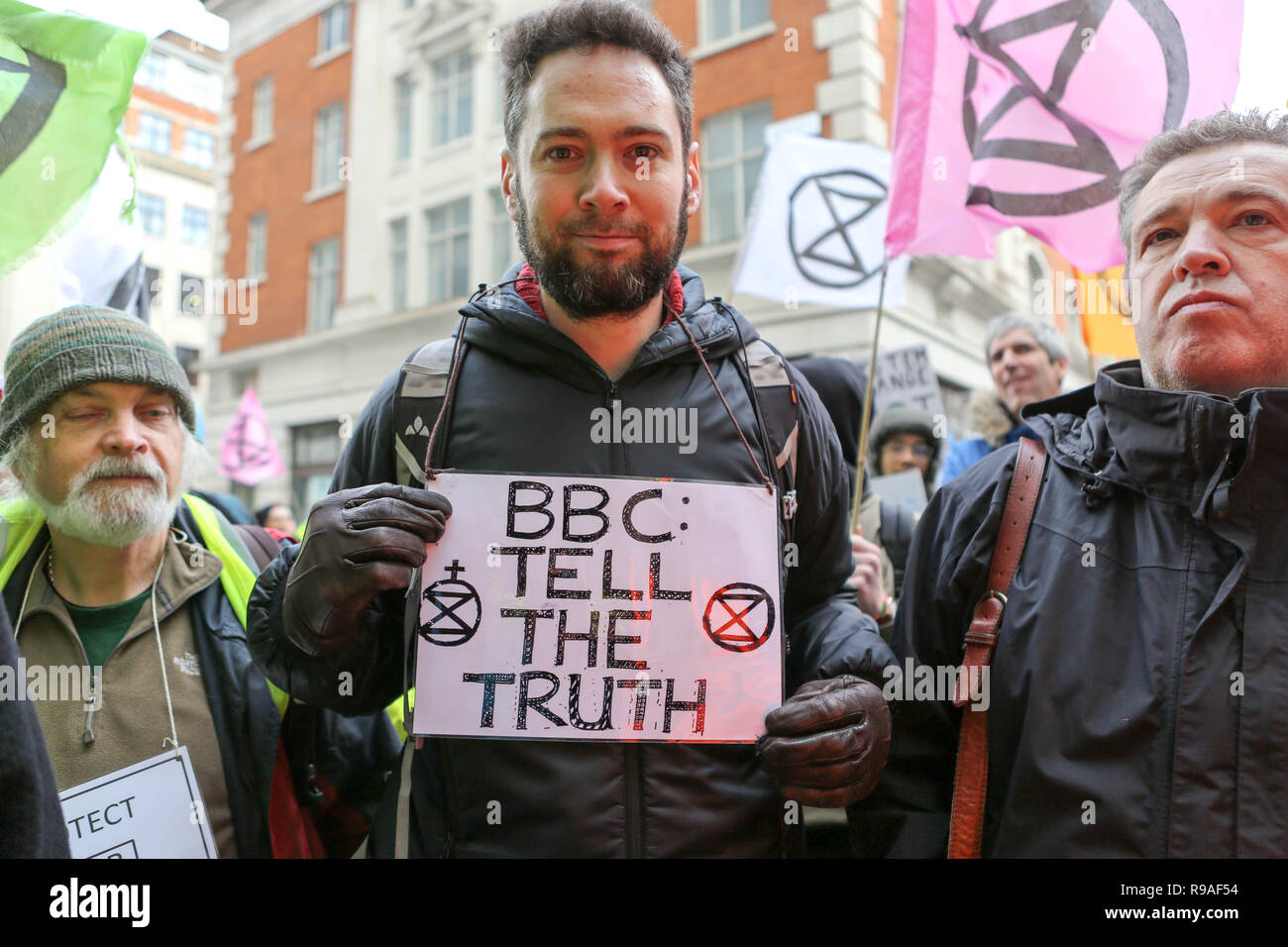 Londra, Regno Unito. Xxi Dec, 2018. Campagna ambientale protesta di gruppo al di fuori della BBC e di cui è rivendicata è minimizzare i problemi ambientali che il mondo è di fronte. Penelope Barritt/Alamy Live News Foto Stock