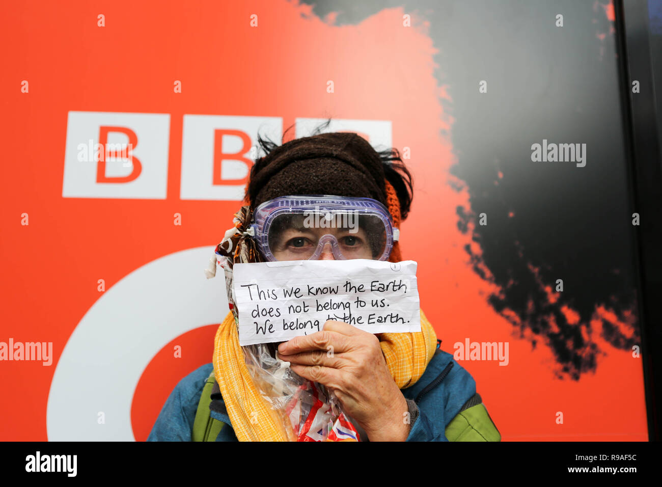 Londra, Regno Unito. Xxi Dec, 2018. Campagna ambientale protesta di gruppo al di fuori della BBC e di cui è rivendicata è minimizzare i problemi ambientali che il mondo è di fronte. Penelope Barritt/Alamy Live News Foto Stock