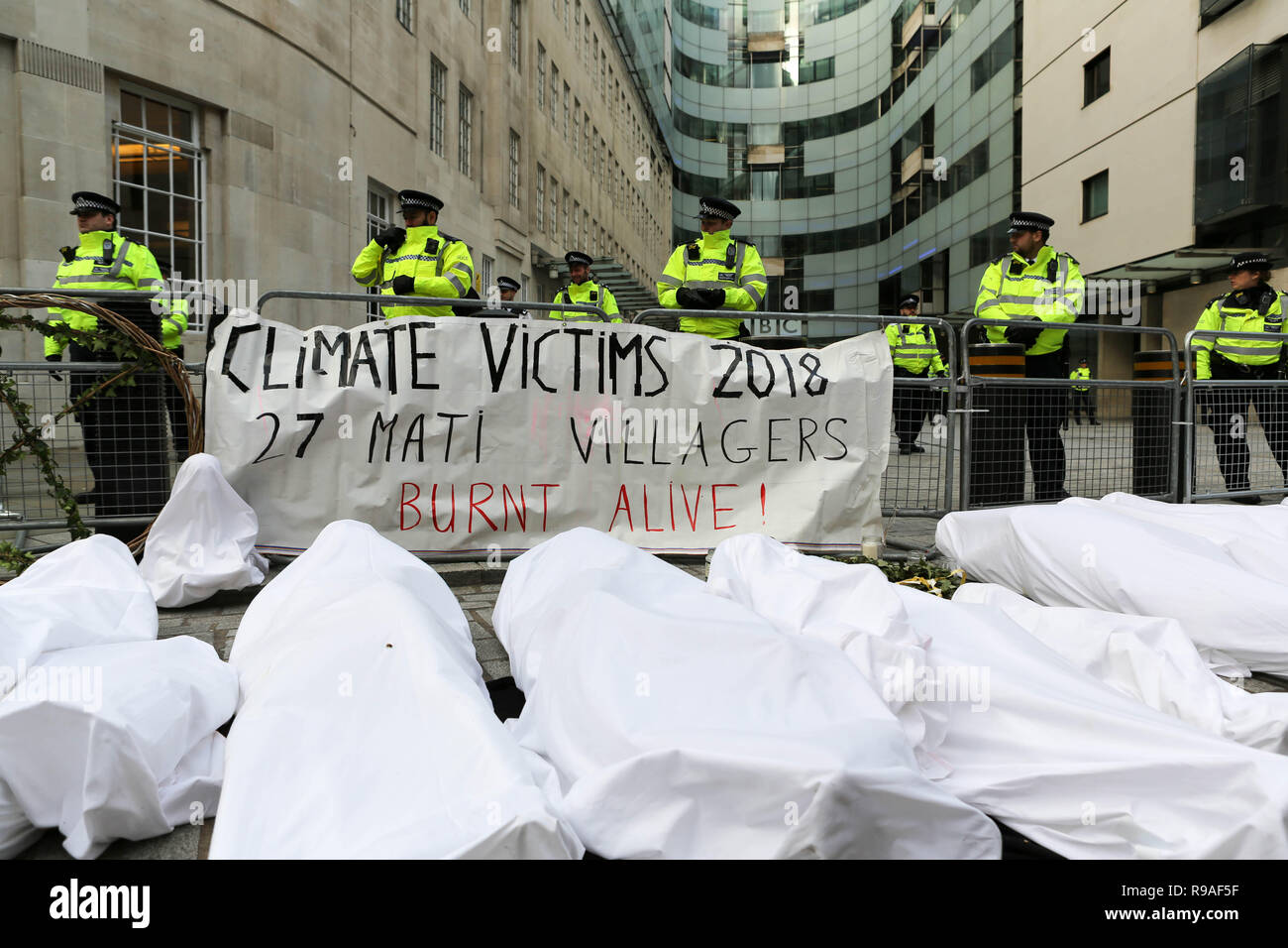 Londra, Regno Unito. Xxi Dec, 2018. Campagna ambientale protesta di gruppo al di fuori della BBC e di cui è rivendicata è minimizzare i problemi ambientali che il mondo è di fronte. Penelope Barritt/Alamy Live News Foto Stock