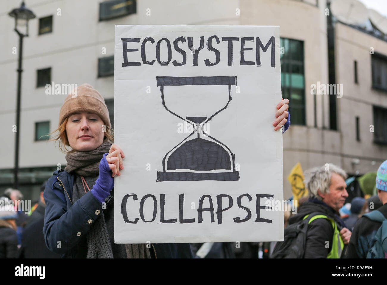 Londra, Regno Unito. Xxi Dec, 2018. Campagna ambientale protesta di gruppo al di fuori della BBC e di cui è rivendicata è minimizzare i problemi ambientali che il mondo è di fronte. Penelope Barritt/Alamy Live News Foto Stock