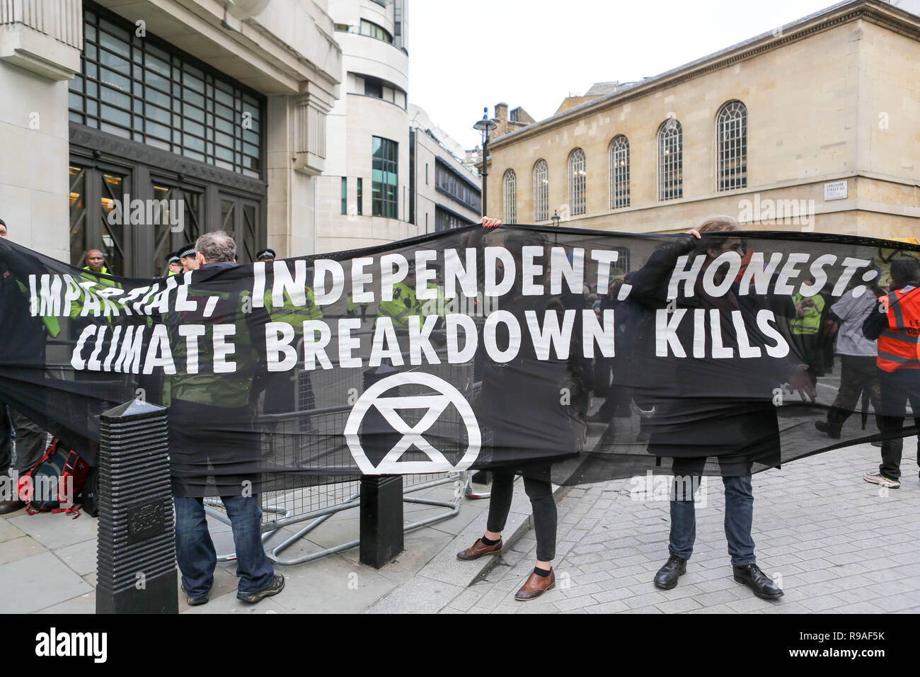 Londra, Regno Unito. Xxi Dec, 2018. Campagna ambientale protesta di gruppo al di fuori della BBC e di cui è rivendicata è minimizzare i problemi ambientali che il mondo è di fronte. Penelope Barritt/Alamy Live News Foto Stock