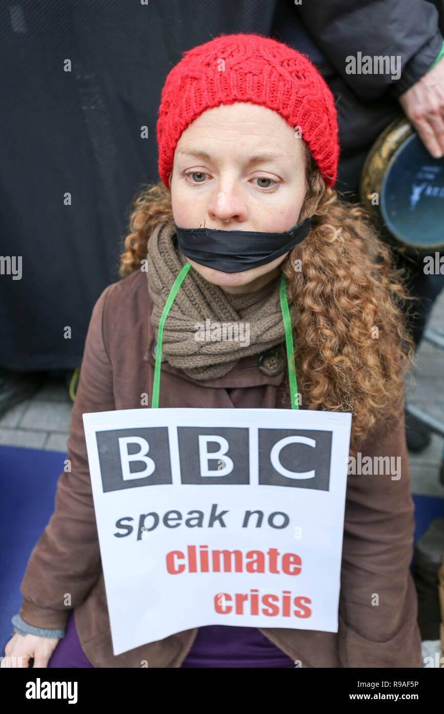 Londra, Regno Unito. Xxi Dec, 2018. Campagna ambientale protesta di gruppo al di fuori della BBC e di cui è rivendicata è minimizzare i problemi ambientali che il mondo è di fronte. Penelope Barritt/Alamy Live News Foto Stock