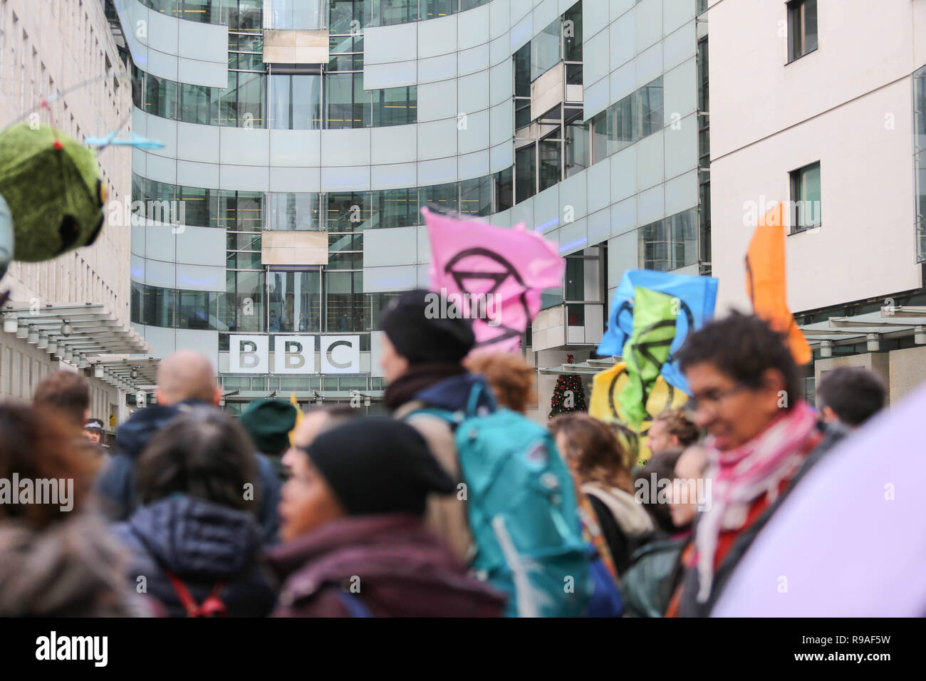 Londra, Regno Unito. Xxi Dec, 2018. Campagna ambientale protesta di gruppo al di fuori della BBC e di cui è rivendicata è minimizzare i problemi ambientali che il mondo è di fronte. Penelope Barritt/Alamy Live News Foto Stock