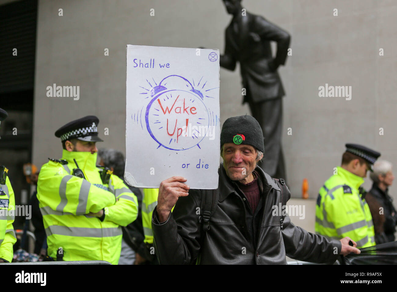 Londra, Regno Unito. Xxi Dec, 2018. Campagna ambientale protesta di gruppo al di fuori della BBC e di cui è rivendicata è minimizzare i problemi ambientali che il mondo è di fronte. Penelope Barritt/Alamy Live News Foto Stock