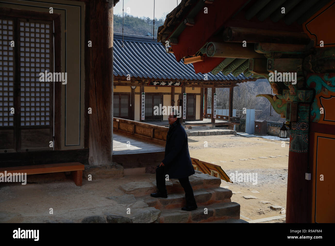 Andong, Corea del Sud. Xxi Dec, 2018. Un turista visite Bongjeongsa tempio di Andong di Gyeongsangbuk-do, Corea del Sud, 21 dicembre 2018. Tempio Bongjeongsa costituisce Geuknakjeon, il più antico esempio di architettura in legno, in Corea del Sud. Il 30 giugno 2018, l'UNESCO ha annunciato che Bongjeongsa tempio è stato aggiunto alla lista del Patrimonio Mondiale dell'umanità. Credito: Wang Jingqiang/Xinhua/Alamy Live News Foto Stock