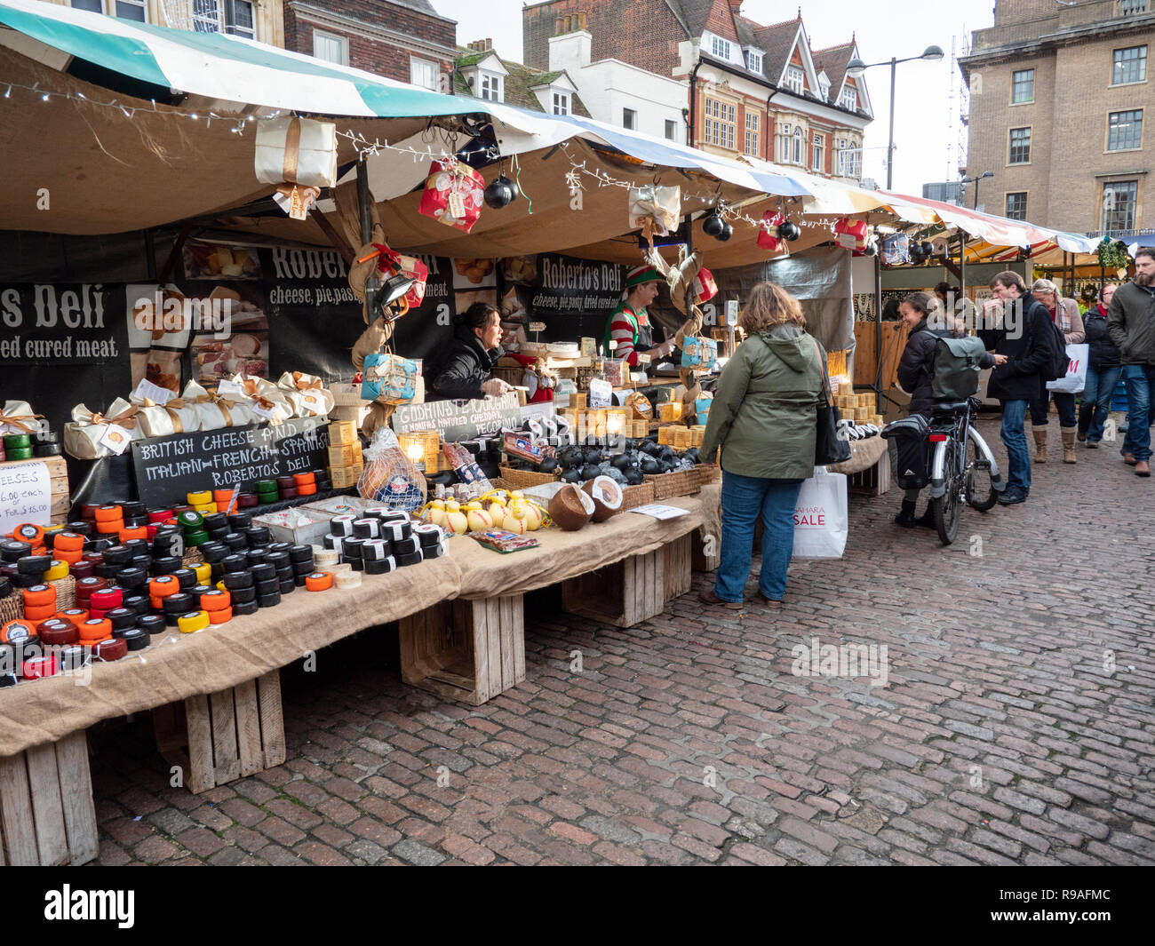 Cambridge, Cambridgeshire, Regno Unito. Il 21 dicembre 2018. Le strade di Cambridge city centre sono affollate di persone che fanno il loro shopping di Natale l'ultimo venerdì prima di Natale. Footfall sembrava essere elevata con un sacco di persone il trasporto delle borse della spesa. Credito: Julian Eales/Alamy Live News Foto Stock