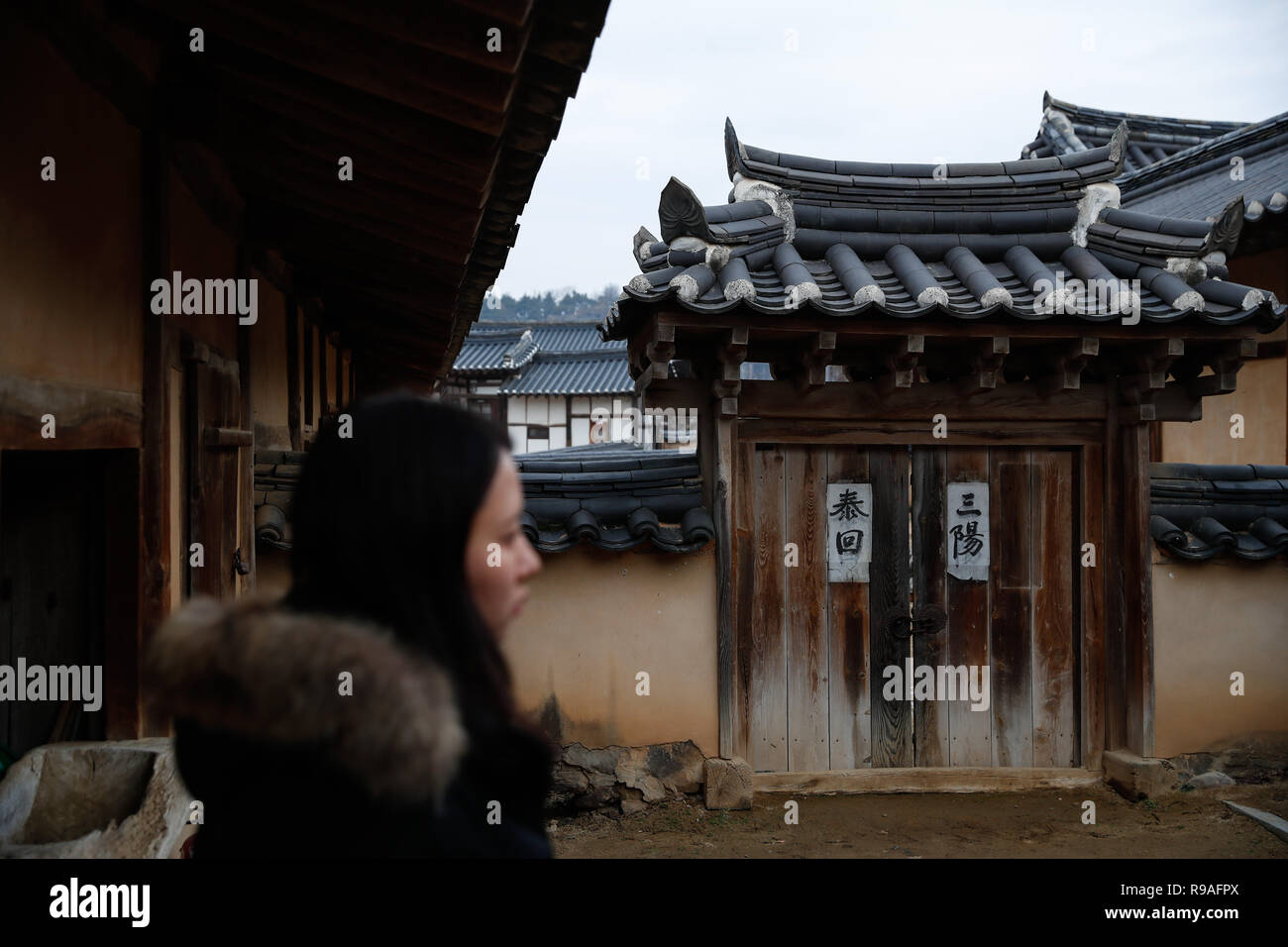 Andong, Corea del Sud. Xxi Dec, 2018. Un turista in visita il villaggio Hahoe di Andong di Gyeongsangbuk-do, Corea del Sud, 21 dicembre 2018. Il villaggio Hahoe è un tradizionale villaggio coreano che conserva periodo Joseon-architettura di stile, tradizioni popolari e una vecchia tradizione di clan-basata di stili di vita. Il villaggio è stato elencato dall UNESCO come Sito del Patrimonio Mondiale nel 2010. Credito: Wang Jingqiang/Xinhua/Alamy Live News Foto Stock
