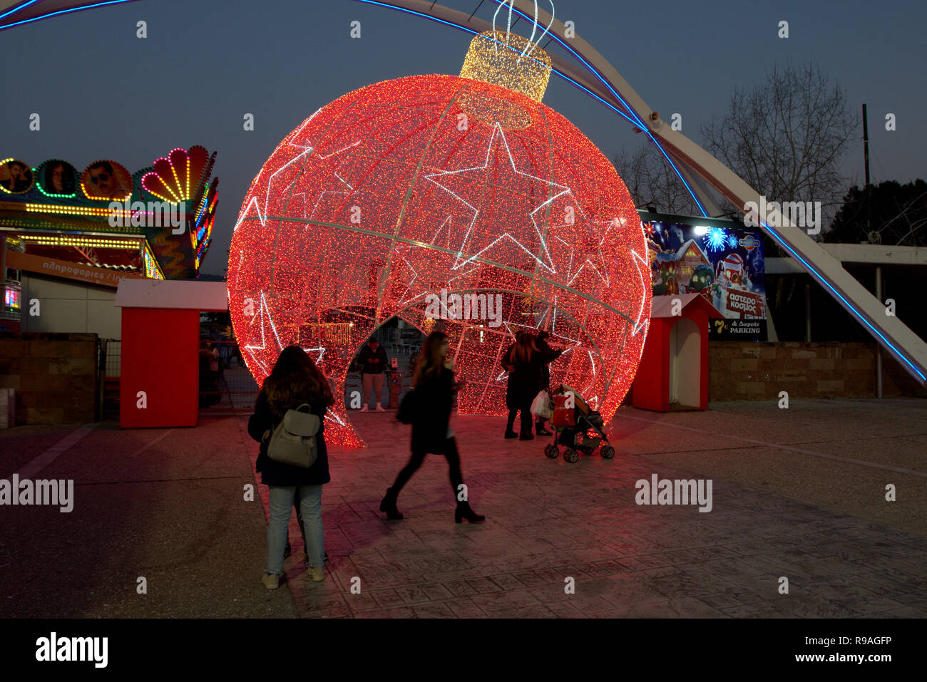 Salonicco, Grecia. La gente cammina accanto a un gigantesco illuminato Albero di natale Pallina. Decorazione di Natale a nord della città greca di Salonicco. Credito : Orhan Tsolak / Alamy Live News Foto Stock