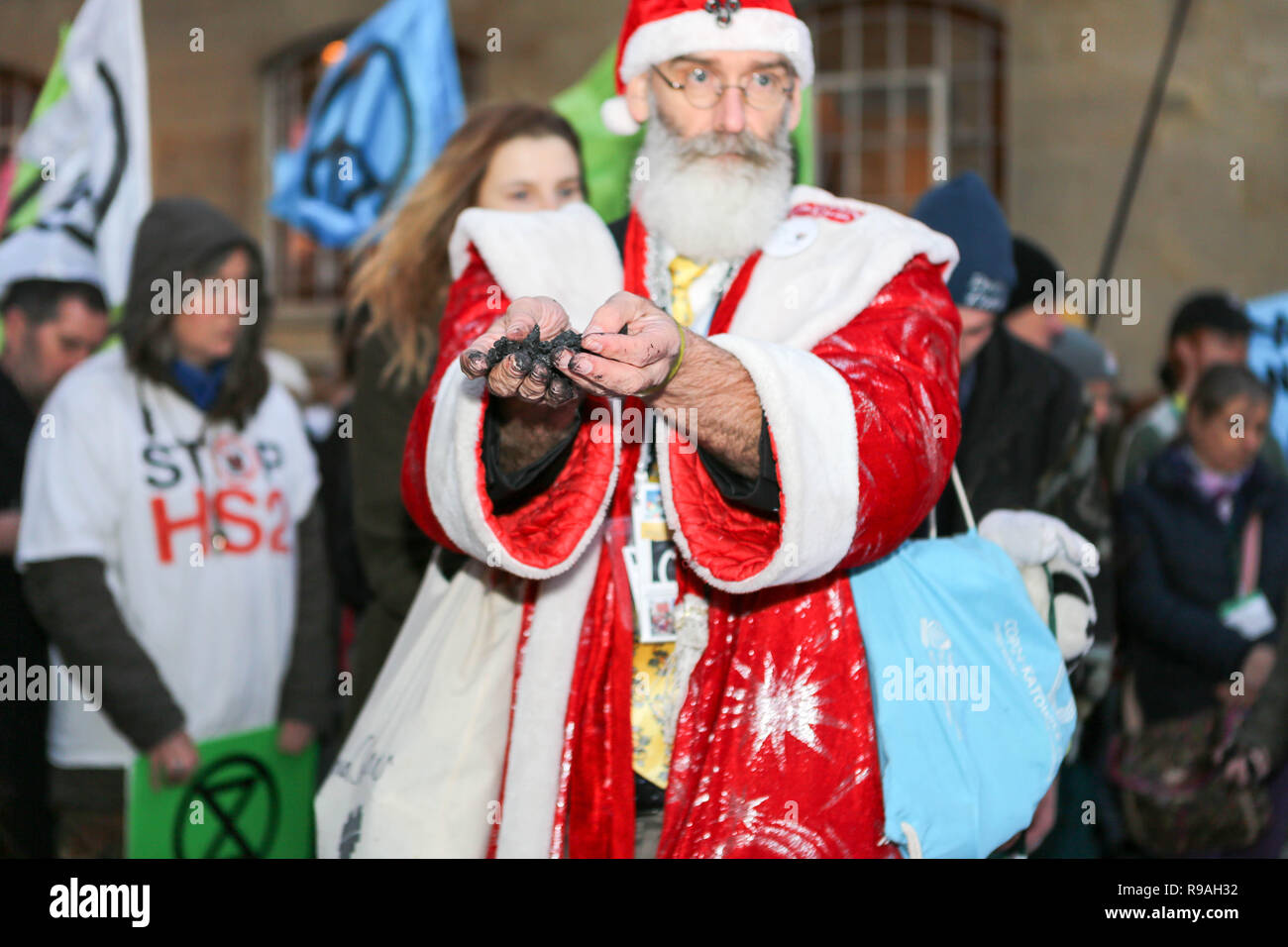 Londra, Regno Unito. Xxi Dec, 2018. Campagna ambientale protesta di gruppo al di fuori della BBC e di cui è rivendicata è minimizzare i problemi ambientali che il mondo è di fronte. Penelope Barritt/Alamy Live News Foto Stock