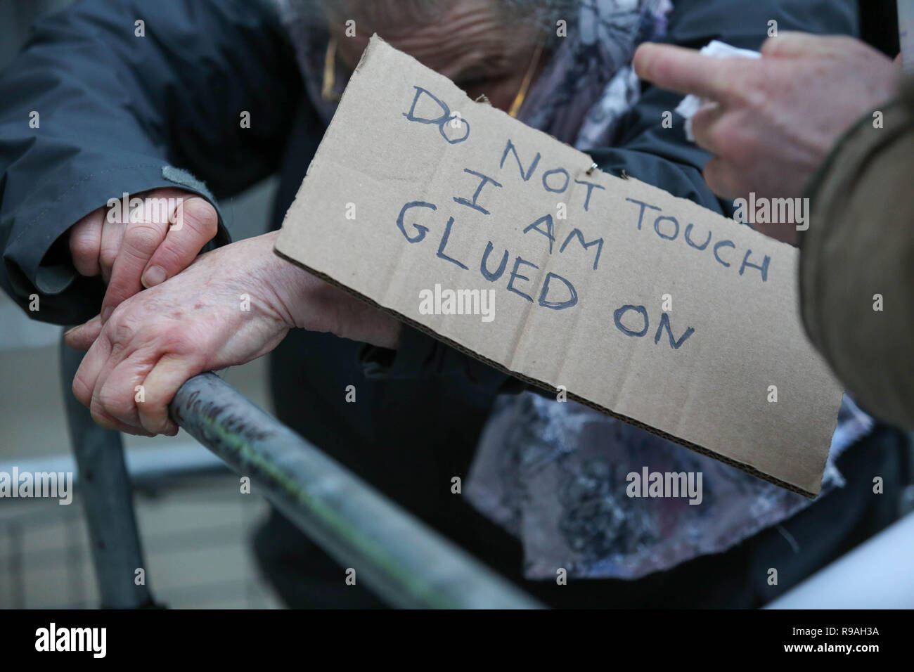 Londra, Regno Unito. Xxi Dec, 2018. Campagna ambientale protesta di gruppo al di fuori della BBC e di cui è rivendicata è minimizzare i problemi ambientali che il mondo è di fronte. Penelope Barritt/Alamy Live News Foto Stock