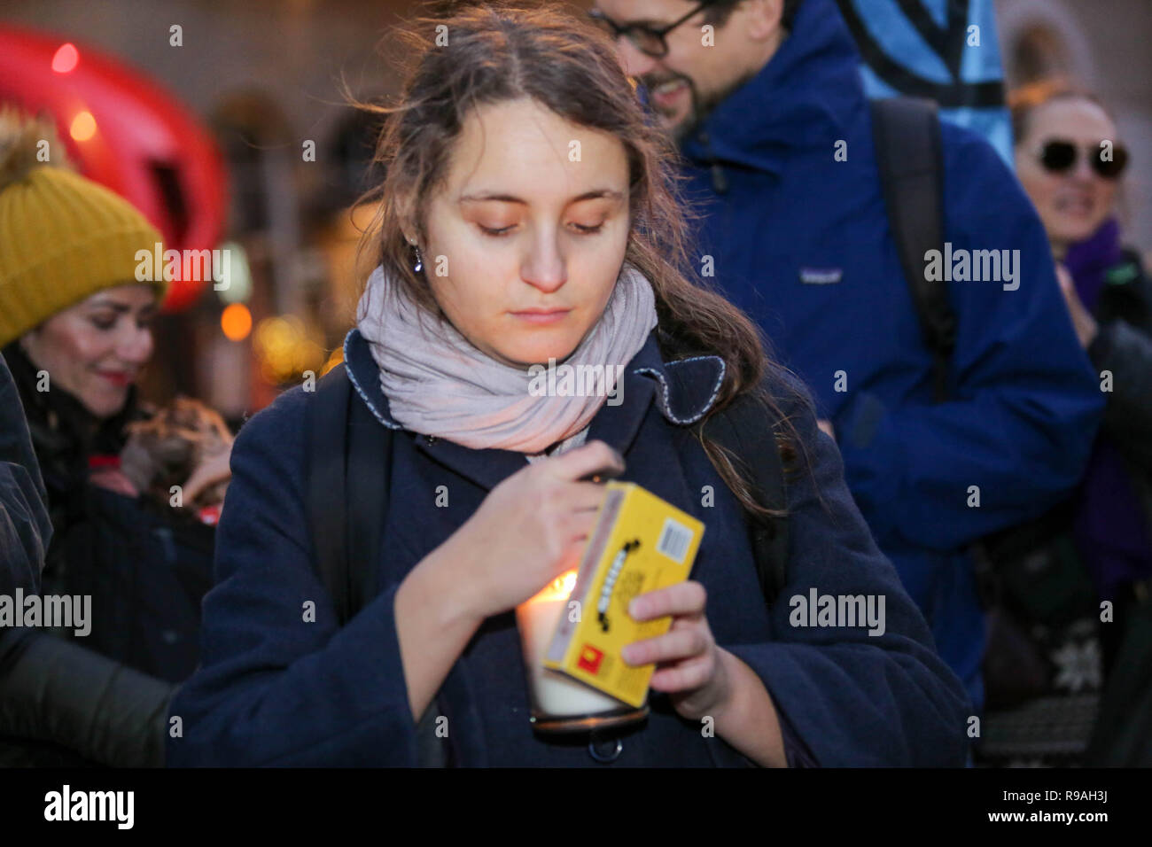 Londra, Regno Unito. Xxi Dec, 2018. Campagna ambientale protesta di gruppo al di fuori della BBC e di cui è rivendicata è minimizzare i problemi ambientali che il mondo è di fronte. Penelope Barritt/Alamy Live News Foto Stock