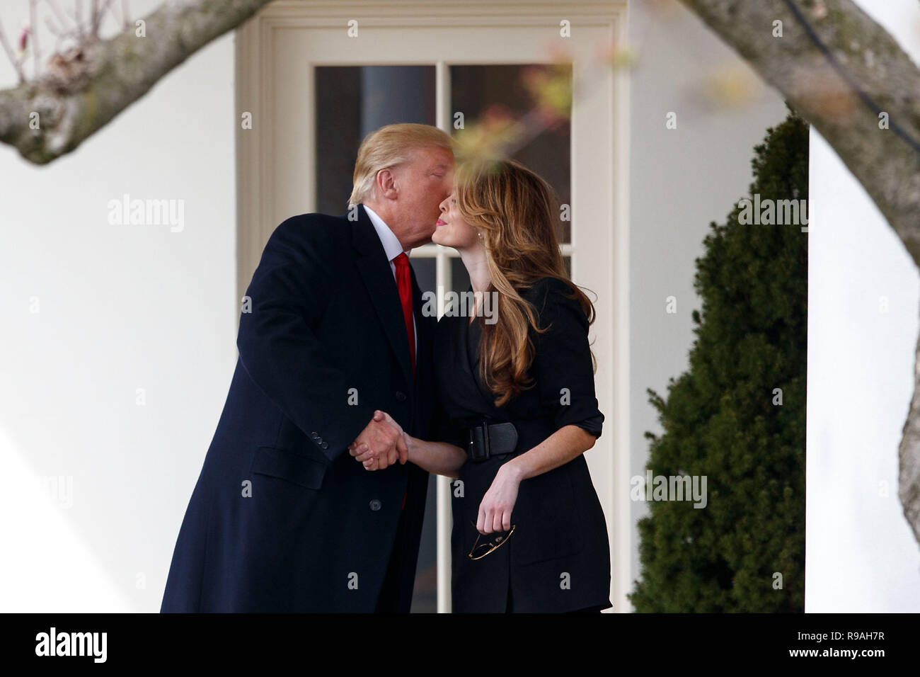 New York, Stati Uniti d'America. 29 Mar, 2018. Stati Uniti Presidente Donald Trump (L) baci outgoing White House Communications Director speranza Hicks sull'ala ovest Colonnade prima di uscire dalla Casa Bianca di Washington, DC, Stati Uniti, il 29 marzo 2018. White House Communications Director speranza Hicks ha detto mercoledì che ella è dimissionario, divenendo la terza persona a lasciare il posto durante il presidente Donald Trump la presidenza a partire dal gennaio 2017. Credito: Ting Shen/Xinhua/Alamy Live News Foto Stock