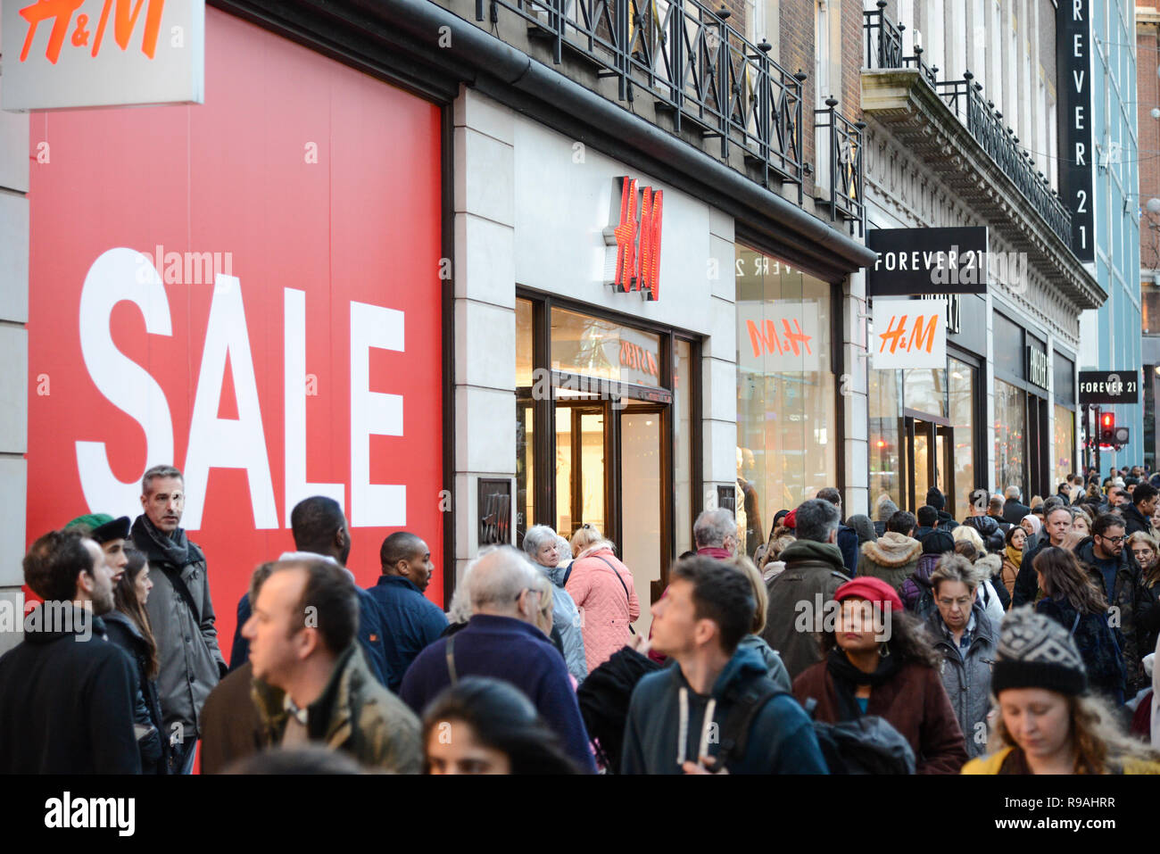 Londra, Regno Unito. Il 21 dicembre 2108. Gli amanti dello shopping di Oxford Street. Secondo gli analisti di retail Springboard, con quattro giorni di andare fino a Natale, oggi dovrebbe essere la più trafficata giornata di acquisti dell'anno finora, con più di un quinto più acquirenti visitando high streets, retail parchi e centri commerciali rispetto a una tipica giornata di lavoro. Credito: Claire Doherty/Alamy Live News Foto Stock